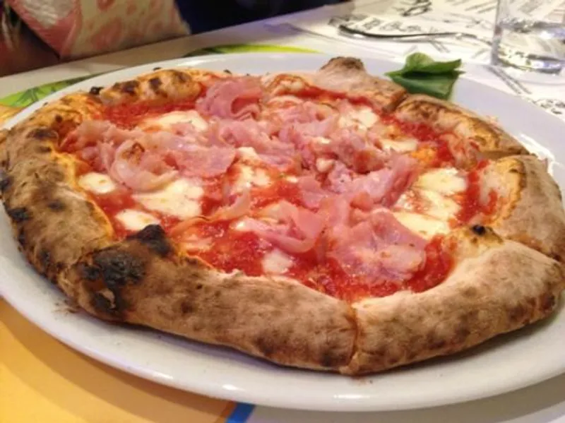 Pizza prosciutto cotto forno a legna pizzeria Trappeto