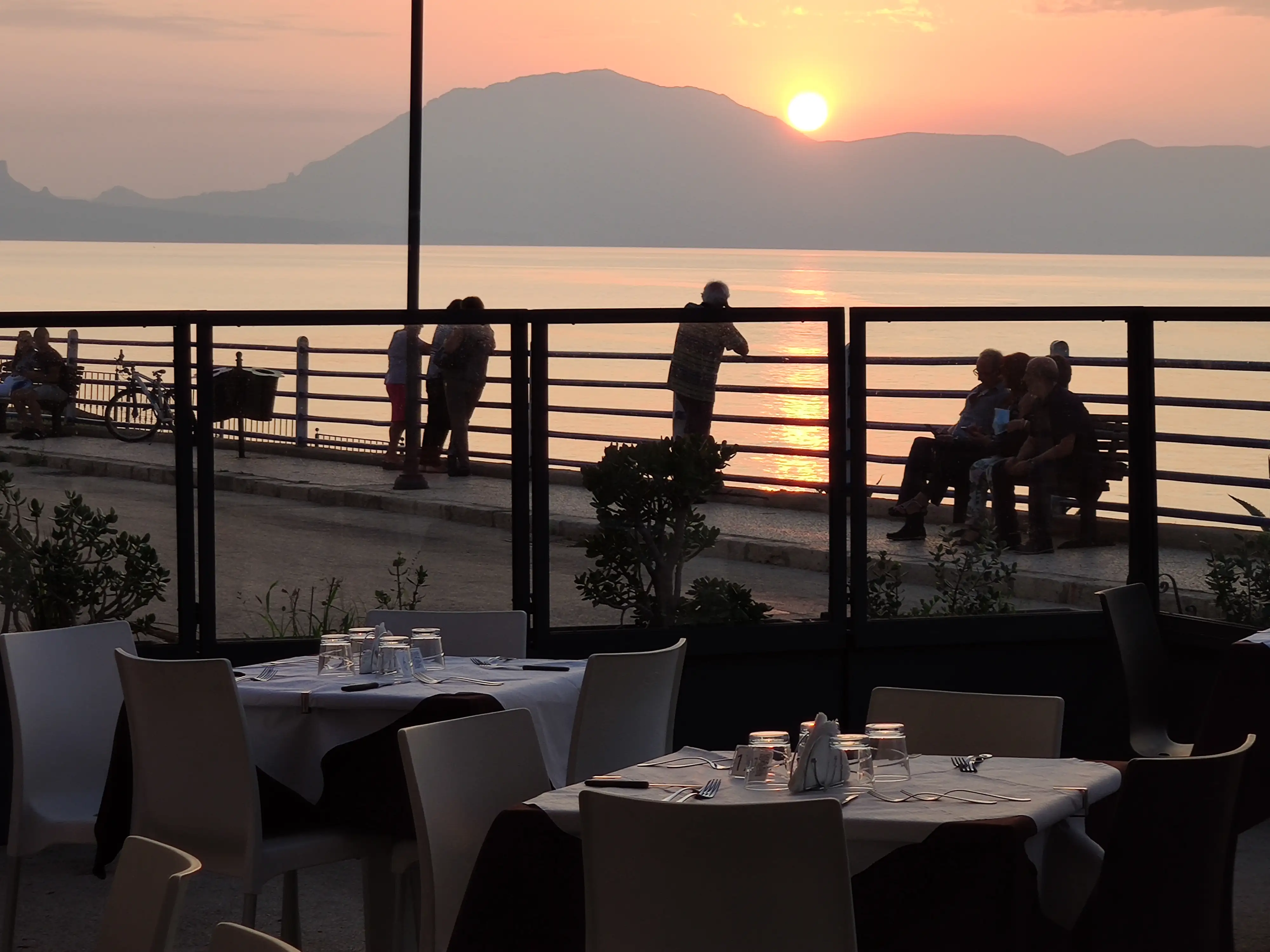 La terrazza del Privilege sul lungomare di Trappeto al tramonto, con il golfo e le montagne sullo sfondo