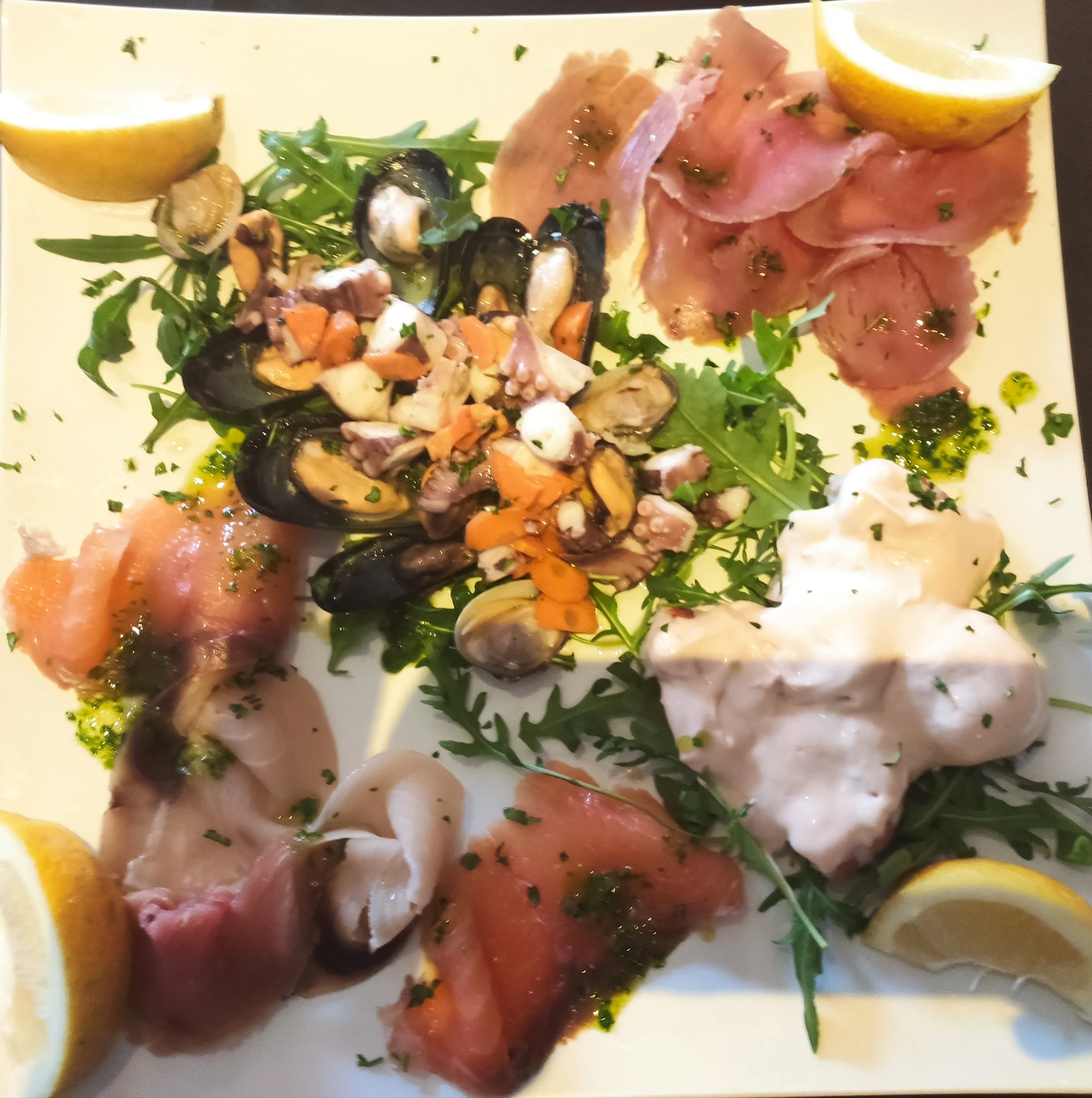 Antipasto siciliano con frutti di mare, salumi e burrata