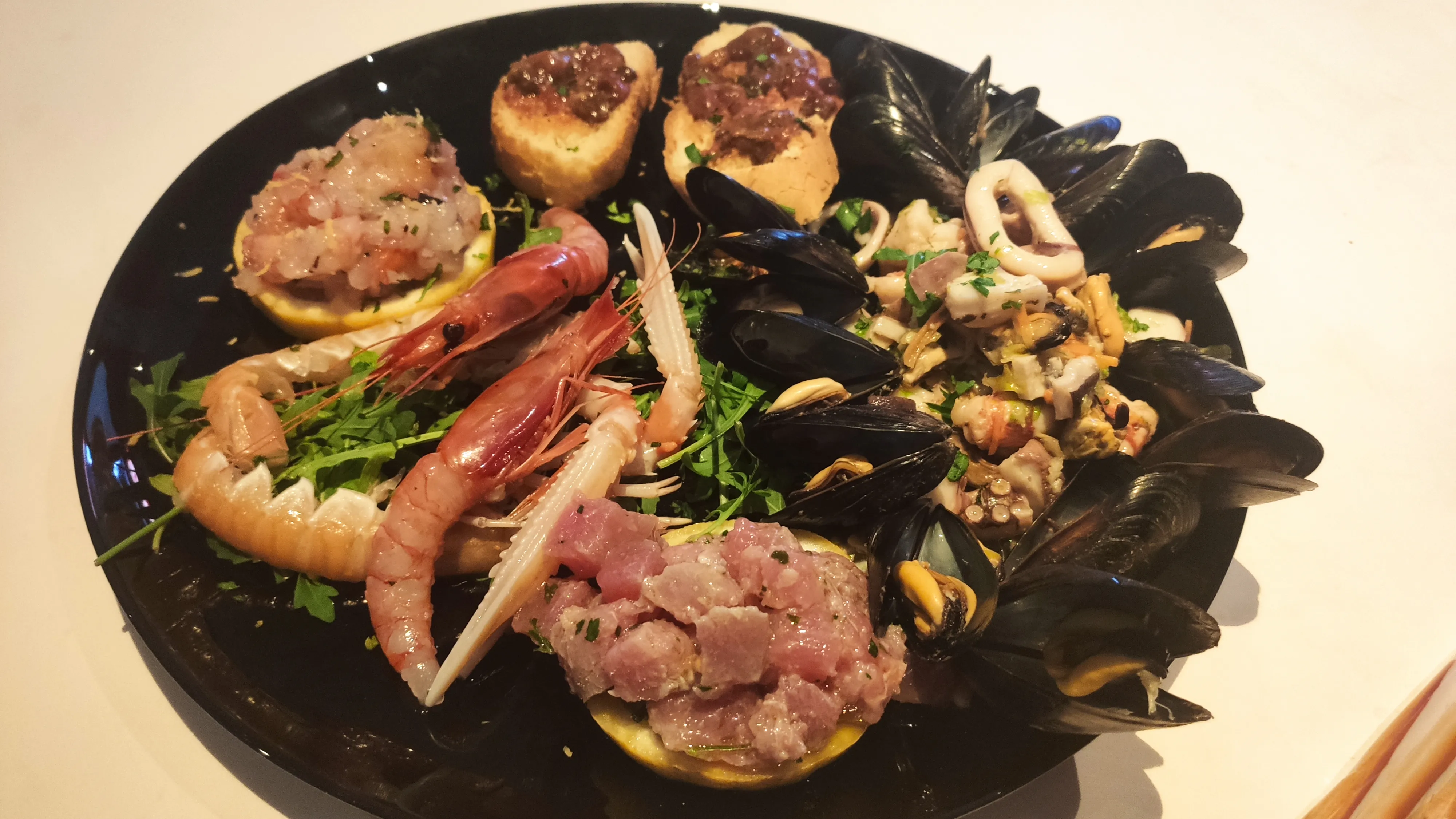 Antipasto di mare con gamberi rossi, cozze e tartare di tonno