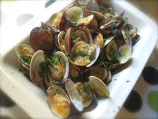 Souté di Vongole - Vongole veraci pescate nel Mediterraneo, saltate con aglio di Nubia, prezzemolo fresco e vino bianco siciliano. Servite con crostini di pane fatto in casa con grano antico Tumminia.