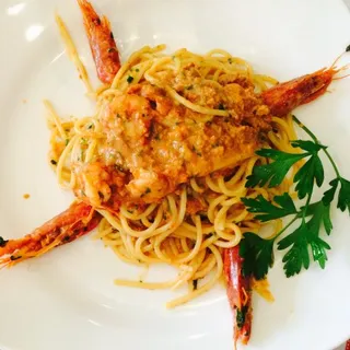 Spaghetti agli Scampi - Spaghetti artigianali con scampi freschi pescati nel Mediterraneo, olio extravergine d'oliva siciliano e prezzemolo. La pasta viene mantecata con il sugo degli scampi creando una crema deliziosa.